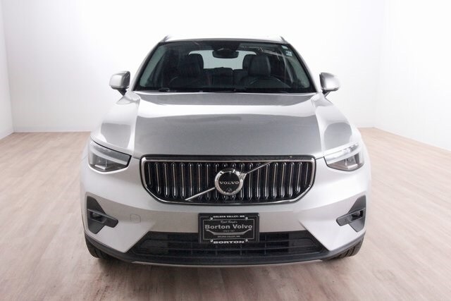 2025 Volvo XC40 Plus photo 2