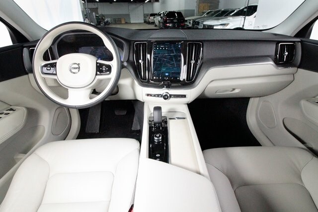 2025 Volvo XC60 B5 Core photo 4