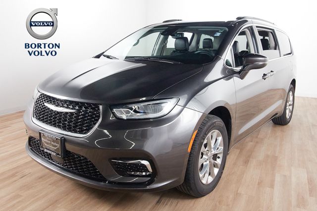 2022 Chrysler Pacifica Touring L's photo