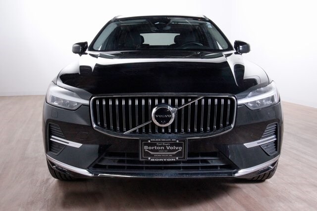 2023 Volvo XC60 B5 Plus photo 2