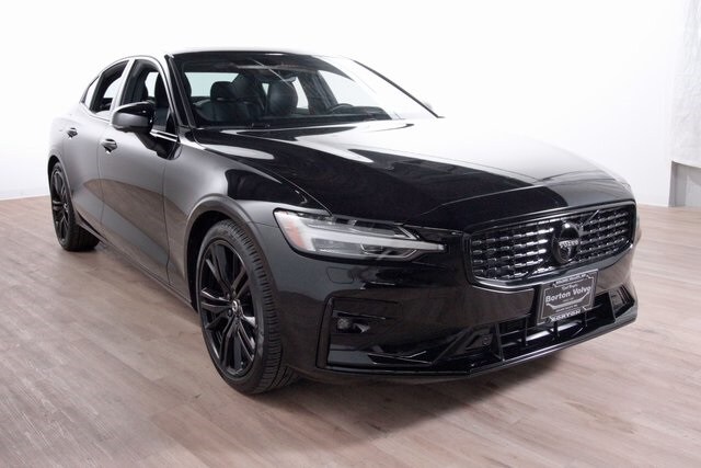 2022 Volvo S60 T6 R-Design photo 3