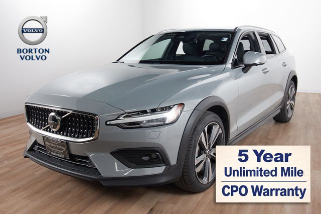 2025 Volvo V60 Cross Country B5 Plus AWD's photo
