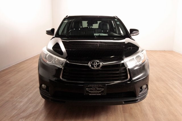 Used 2016 Toyota Highlander XLE with VIN 5TDJKRFH6GS323220 for sale in Golden Valley, Minnesota