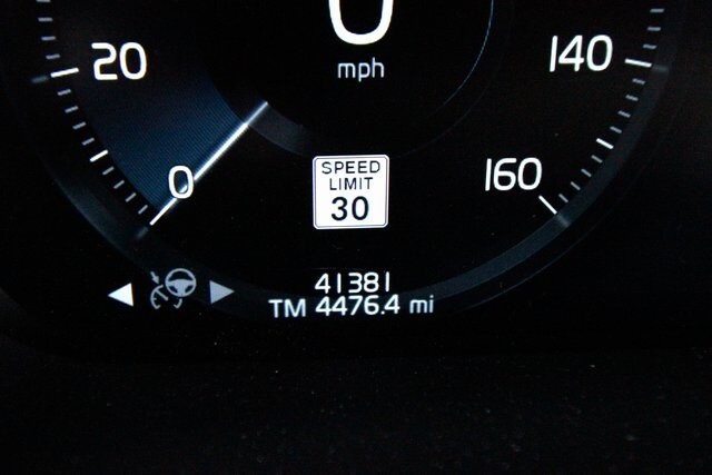 2022 Volvo XC90 T6 Momentum photo 3