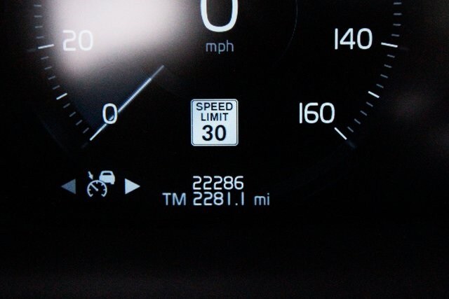 2022 Volvo S60 T6 R-Design photo 4