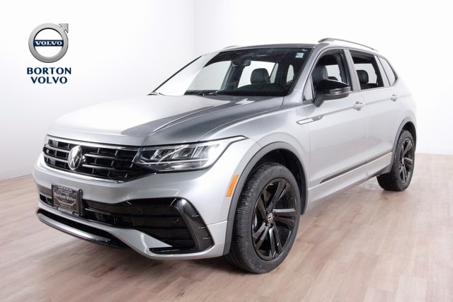 2024 Volkswagen Tiguan SE R-LINE BLACK's photo