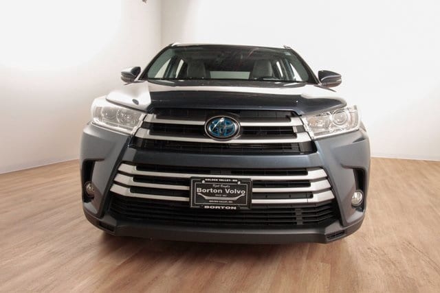 Used 2018 Toyota Highlander XLE with VIN 5TDJGRFH7JS047090 for sale in Golden Valley, Minnesota