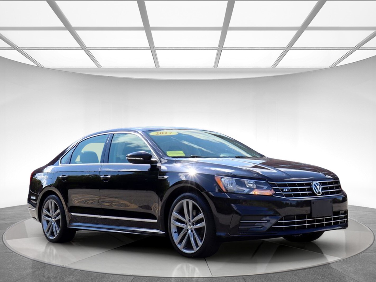 2017 Volkswagen Passat R-Line photo 2