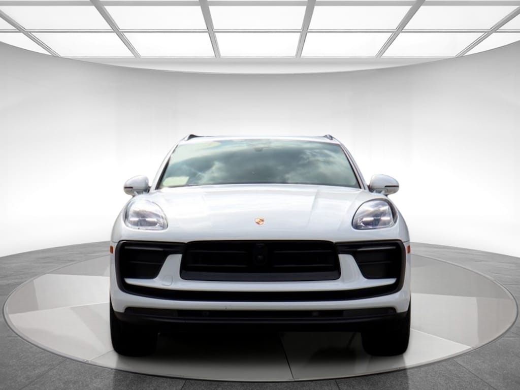Used 2023 Porsche Macan awd SUV
