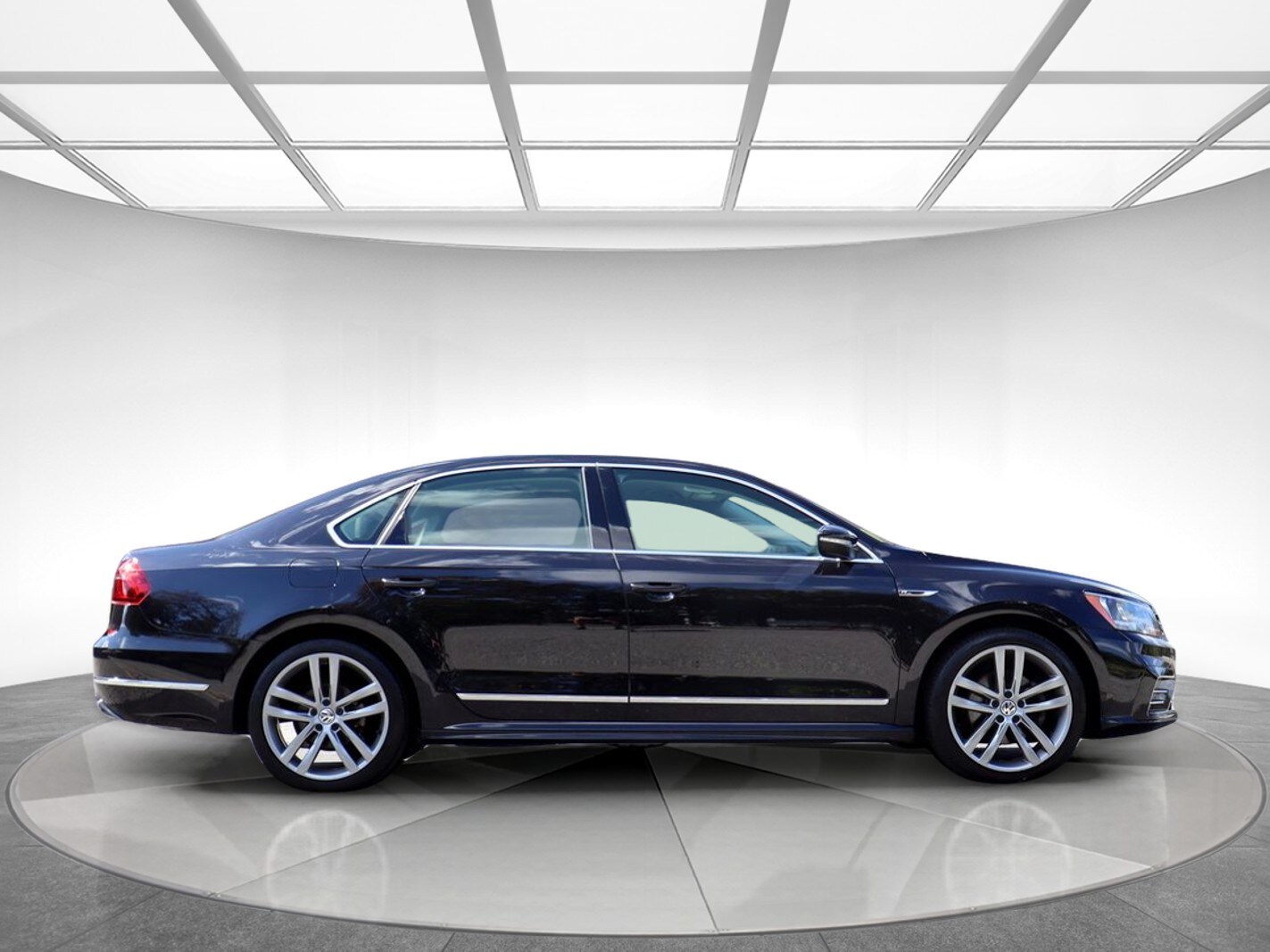2017 Volkswagen Passat R-Line photo 3