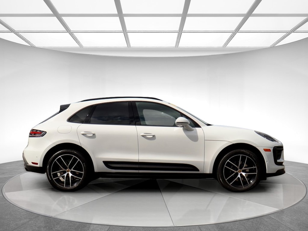 Used 2023 Porsche Macan awd SUV