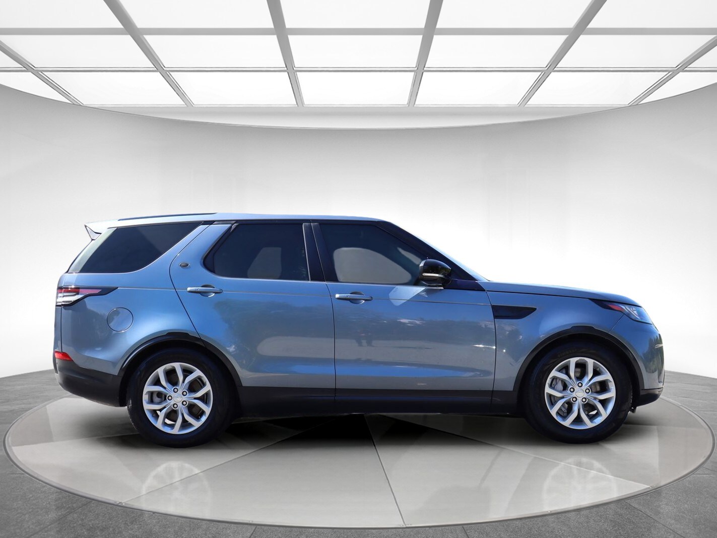 2018 Land Rover Discovery SE photo 2