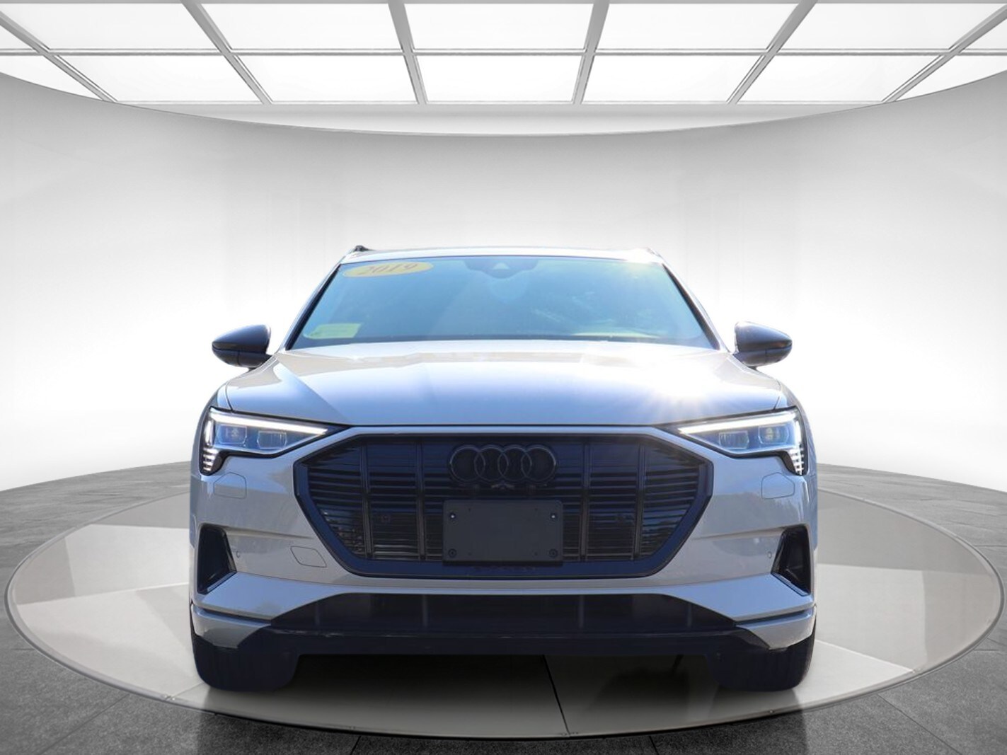 2019 Audi e-tron Premium Plus photo 2