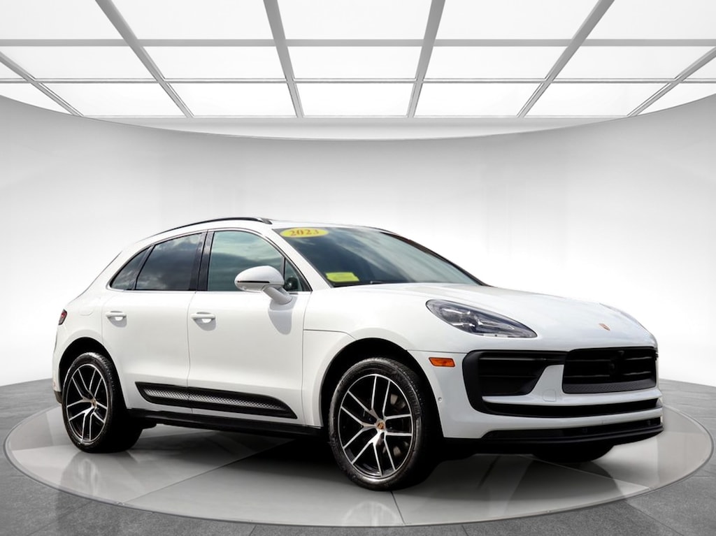 Used 2023 Porsche Macan awd SUV