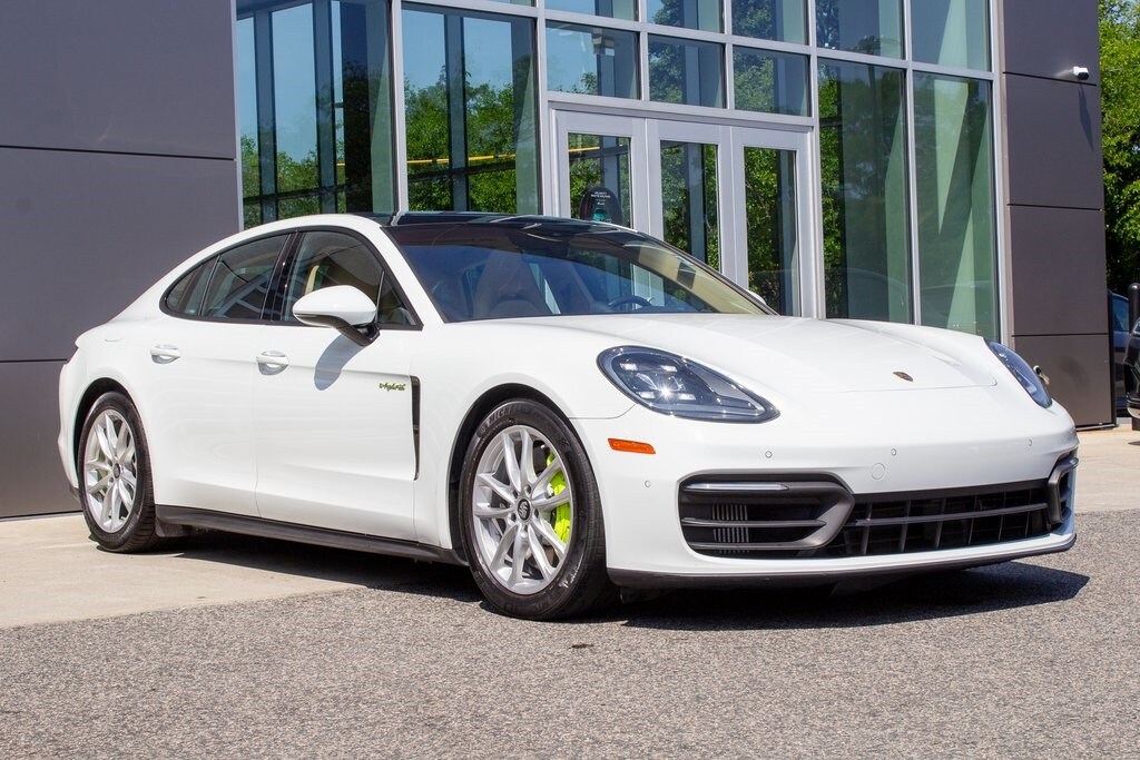 2022 Porsche Panamera E-Hybrid 4 photo 3
