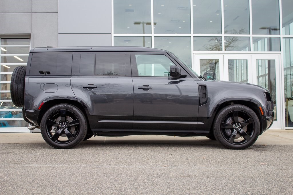 2025 Land Rover Defender 110 V8 X-Dynamic SE photo 4