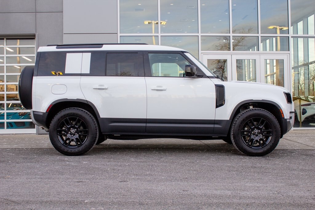 2025 Land Rover Defender 110 S photo 4