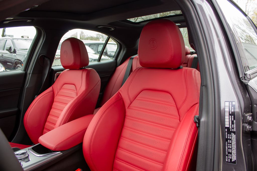 2025 Alfa Romeo Giulia Base - Photo 12