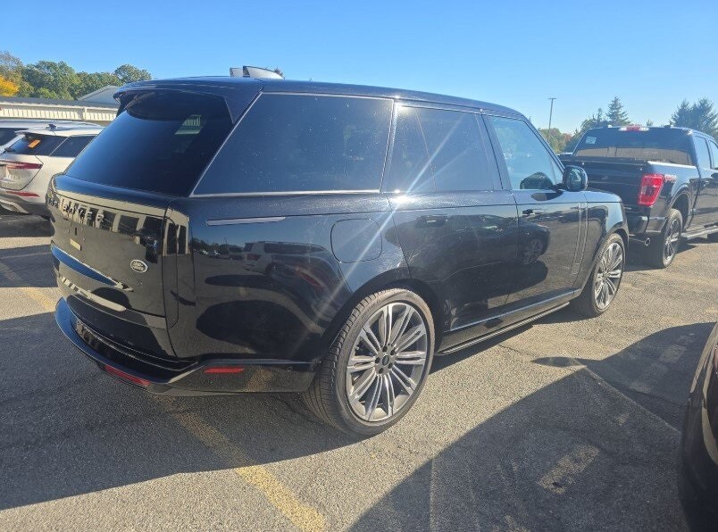 2023 Land Rover Range Rover SE photo 2