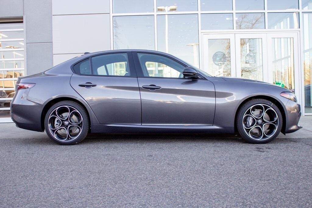 2025 Alfa Romeo Giulia photo 4