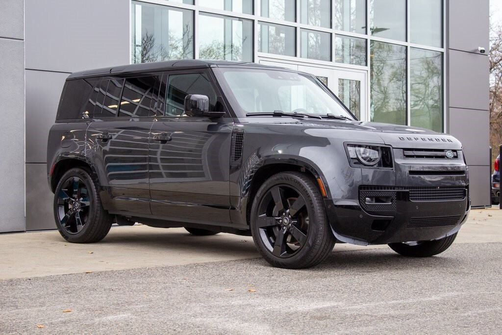 2025 Land Rover Defender 110 V8 X-Dynamic SE photo 3