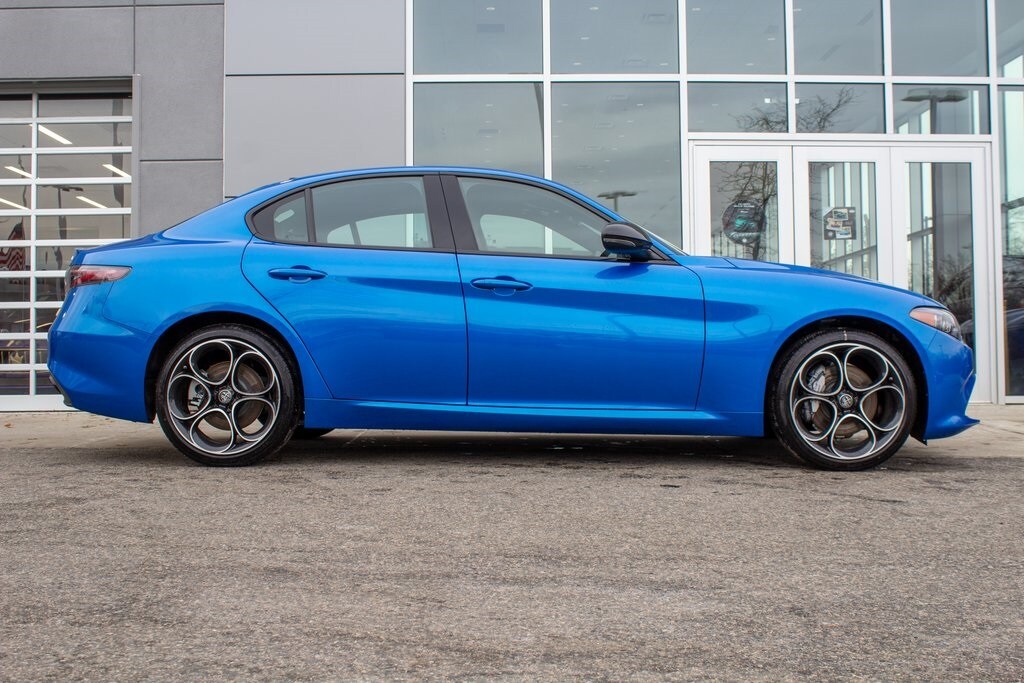 2025 Alfa Romeo Giulia photo 4