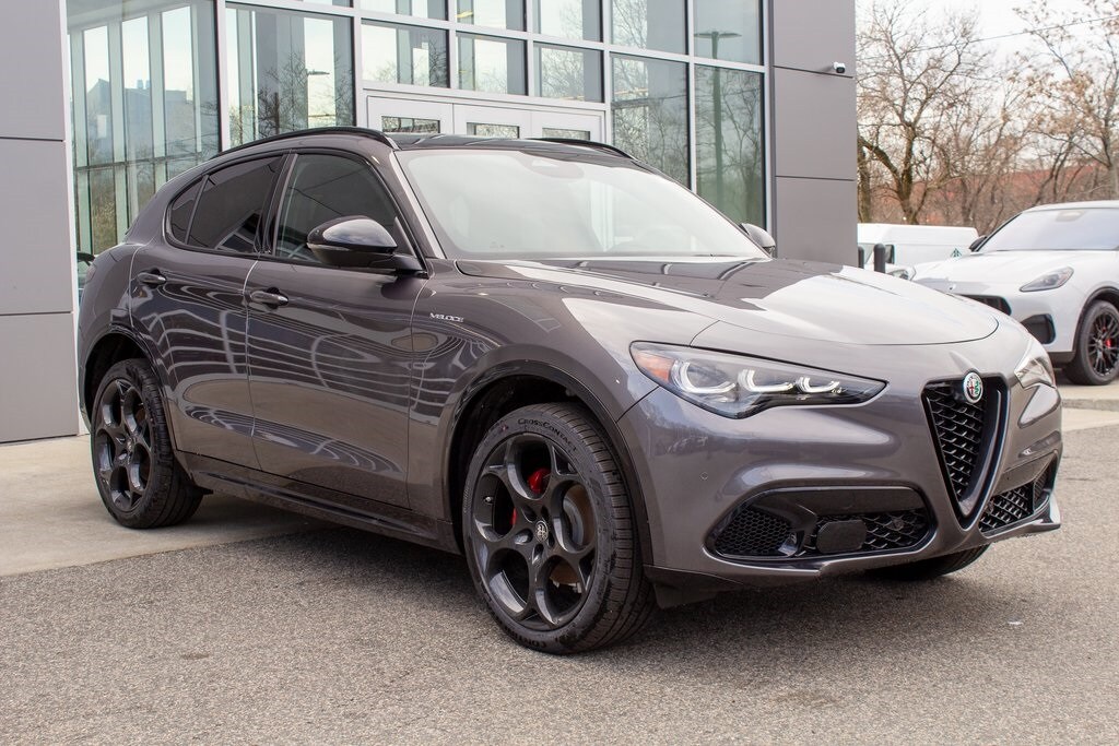 2025 Alfa Romeo Stelvio Sprint Base photo 3