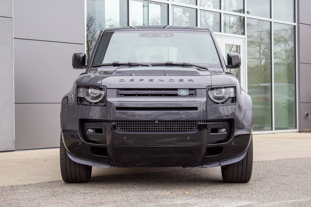 2025 Land Rover Defender 110 V8 X-Dynamic SE photo 2