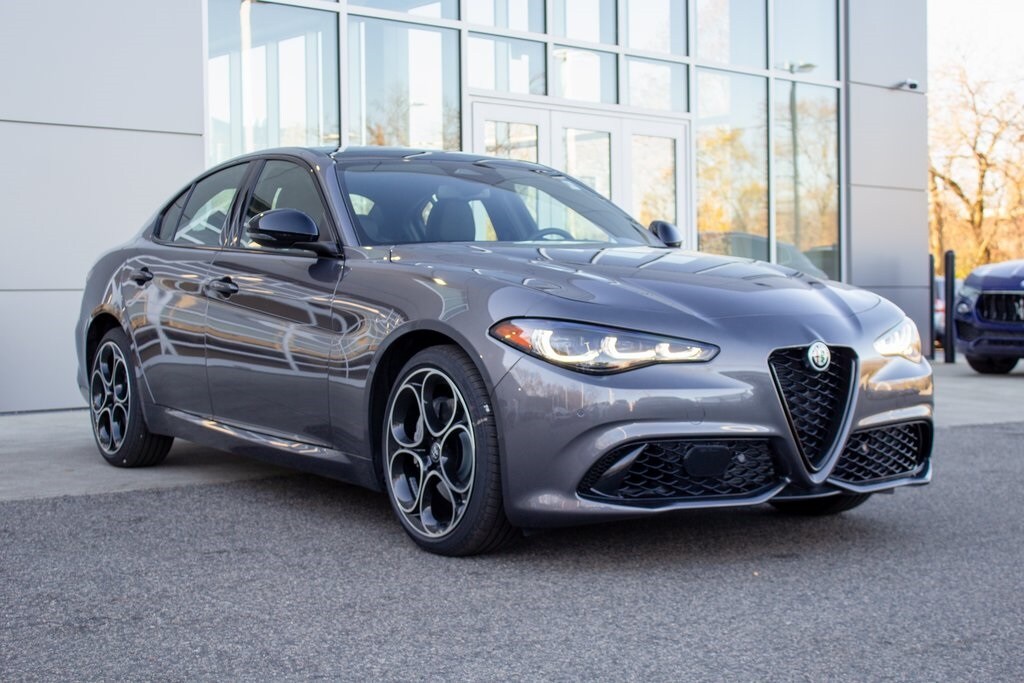 2025 Alfa Romeo Giulia photo 3