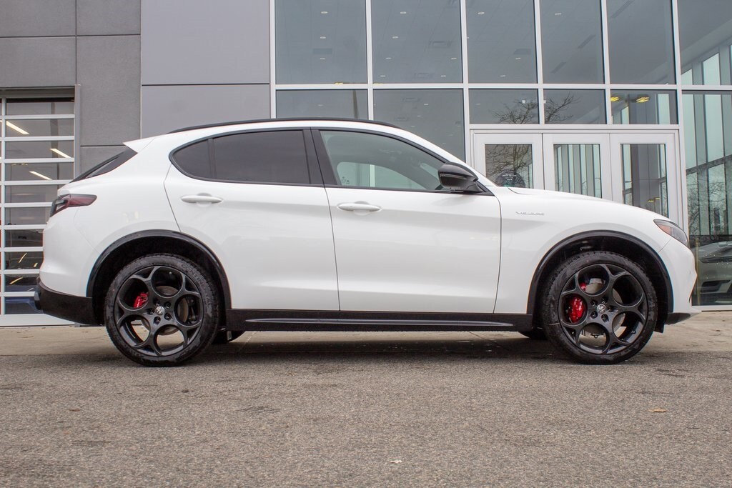 2025 Alfa Romeo Stelvio Sprint photo 4