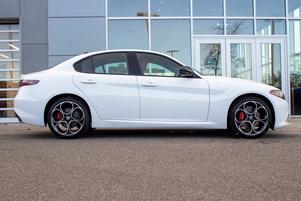 2025 Alfa Romeo Giulia photo 4