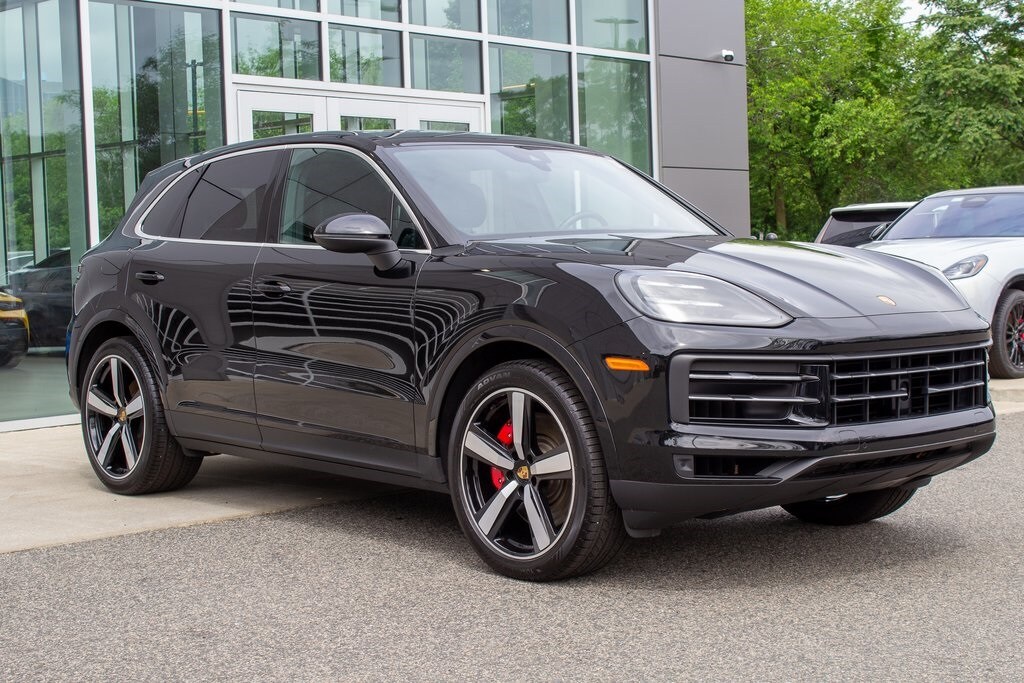 2024 Porsche Cayenne S photo 3