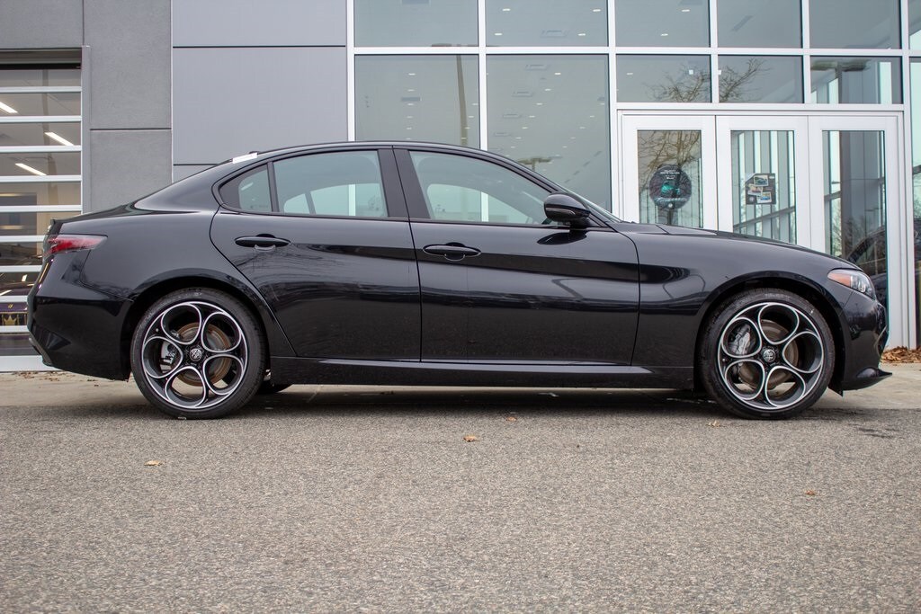2025 Alfa Romeo Giulia photo 4
