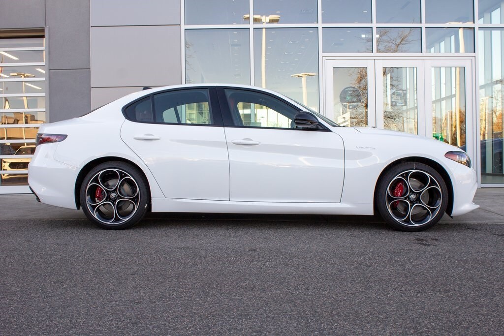 2025 Alfa Romeo Giulia photo 4