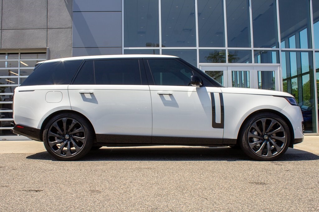2024 Land Rover Range Rover SE photo 3
