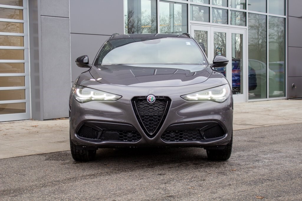 2025 Alfa Romeo Stelvio Sprint Base photo 2