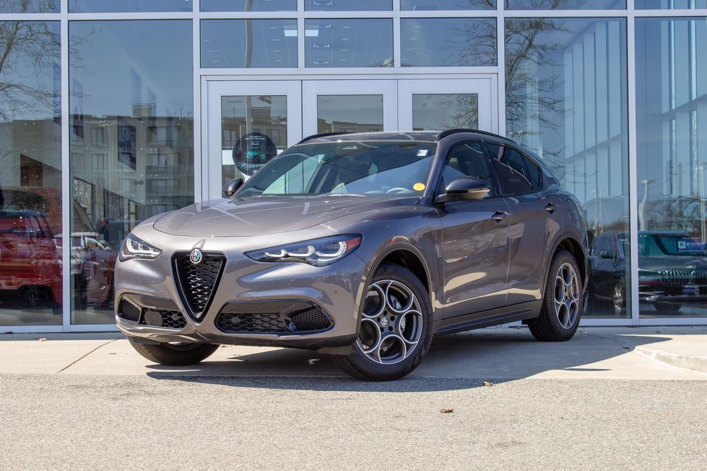 2025 Alfa Romeo Stelvio Base