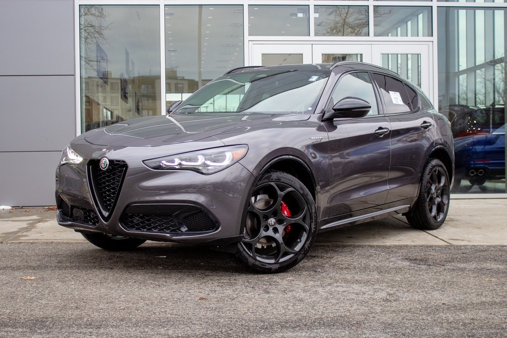 2025 Alfa Romeo Stelvio Base's photo
