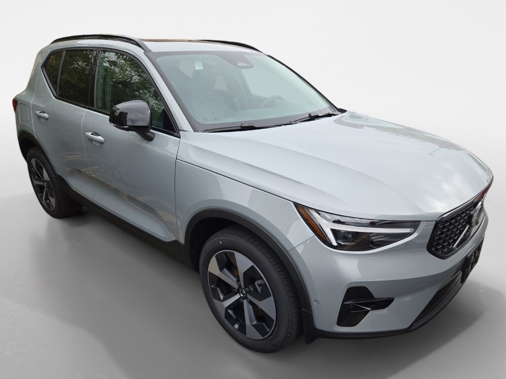 2025 Volvo XC40 Plus photo 2