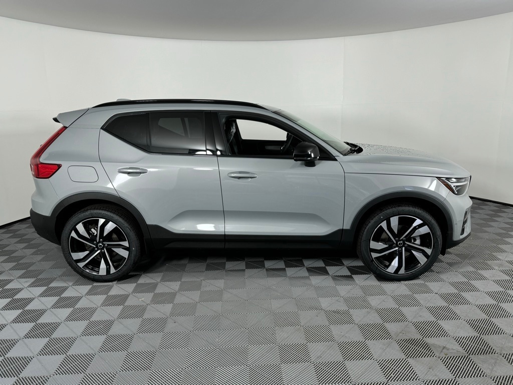 2025 Volvo XC40 photo 4