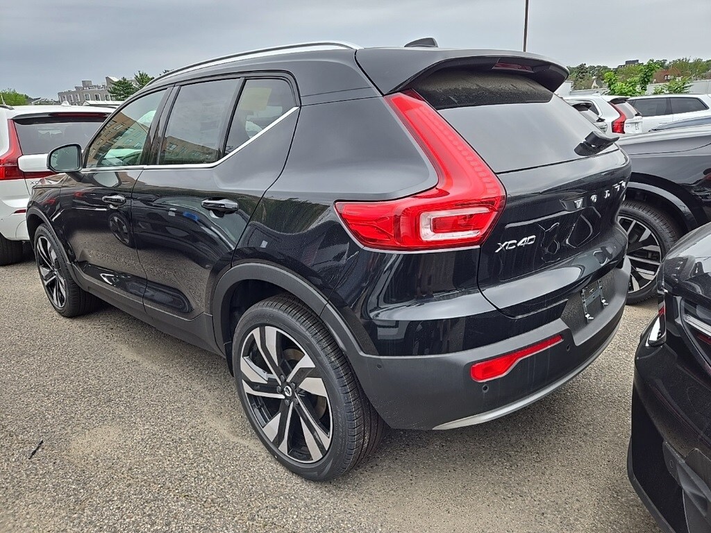 2025 Volvo XC40 photo 3