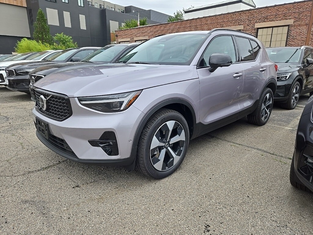 2026 Volvo XC40 Plus photo 3