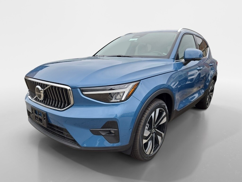 2025 Volvo XC40 photo 2