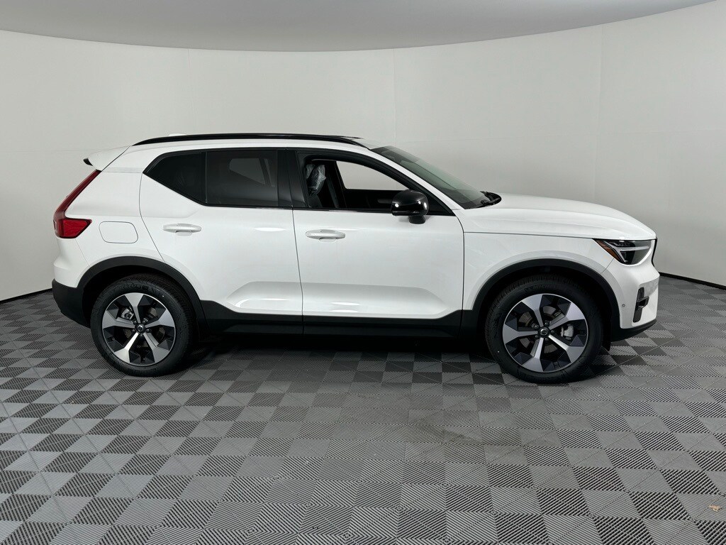 2025 Volvo XC40 Plus photo 3