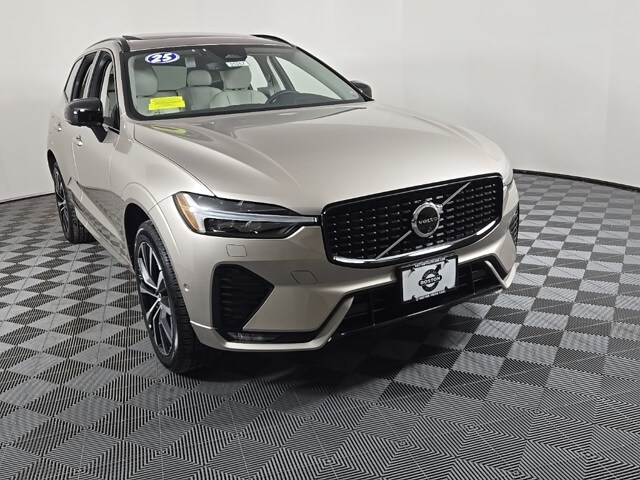 2025 Volvo XC60 B5 Plus photo 2