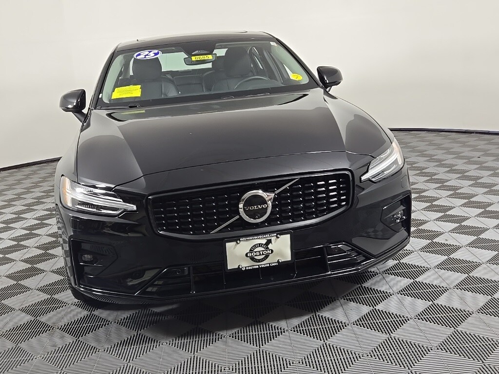 2025 Volvo S60 B5 AWD Plus photo 3