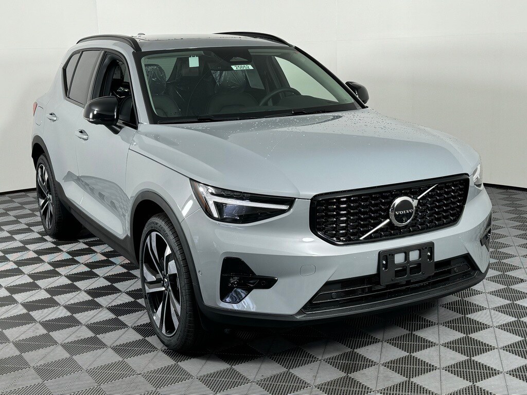2025 Volvo XC40 photo 2