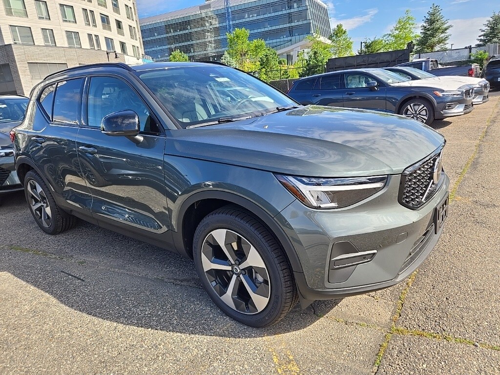 2026 Volvo XC40 Core photo 2