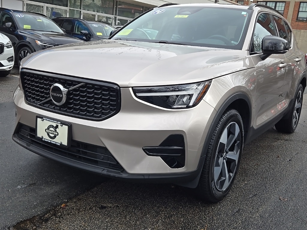 Certified 2024 Volvo XC40 B5 Core SUV