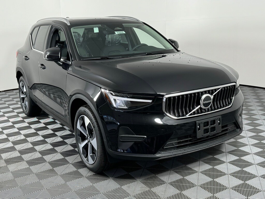 2025 Volvo XC40 Core photo 2